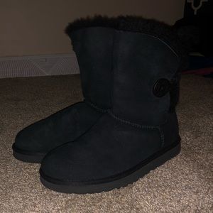 UGG Bailey Button II in Black